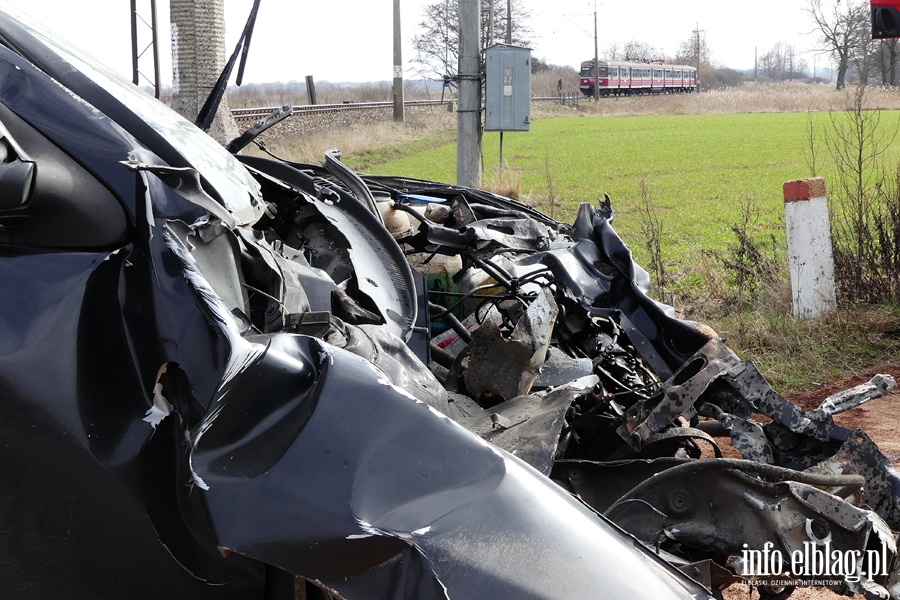 Wypadek na przejedzie kolejowym przed Anioowem. Seat wjecha pod pocig, fot. 12