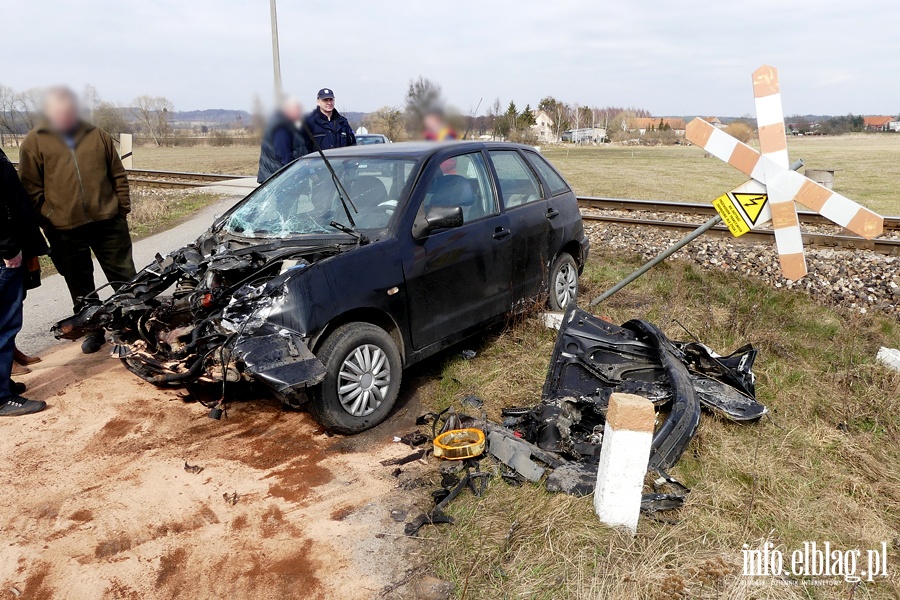 Wypadek na przejedzie kolejowym przed Anioowem. Seat wjecha pod pocig, fot. 14