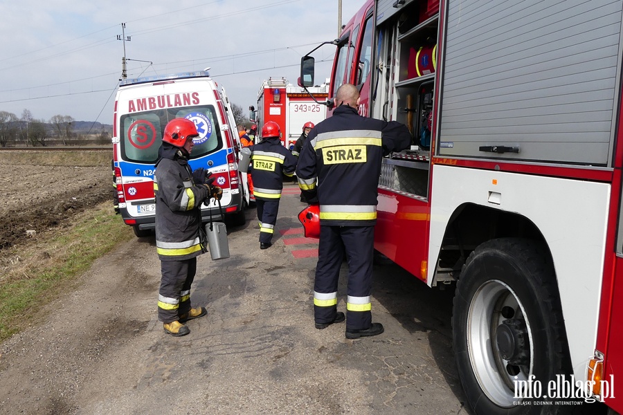 Wypadek na przejeździe kolejowym przed Aniołowem. Seat wjechał pod pociąg, fot. 15