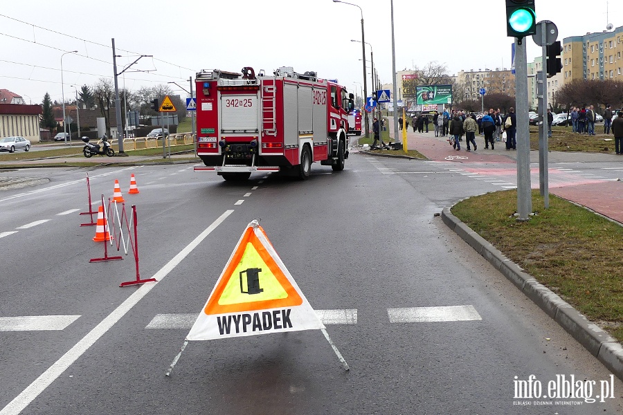 Pk. Dbka-Wgrowska: wypadek na skrzyowaniu. Jedna osoba w szpitalu, fot. 14