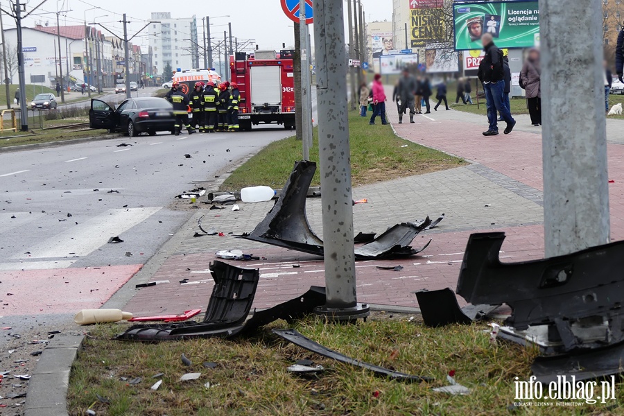 Pk. Dbka-Wgrowska: wypadek na skrzyowaniu. Jedna osoba w szpitalu, fot. 15