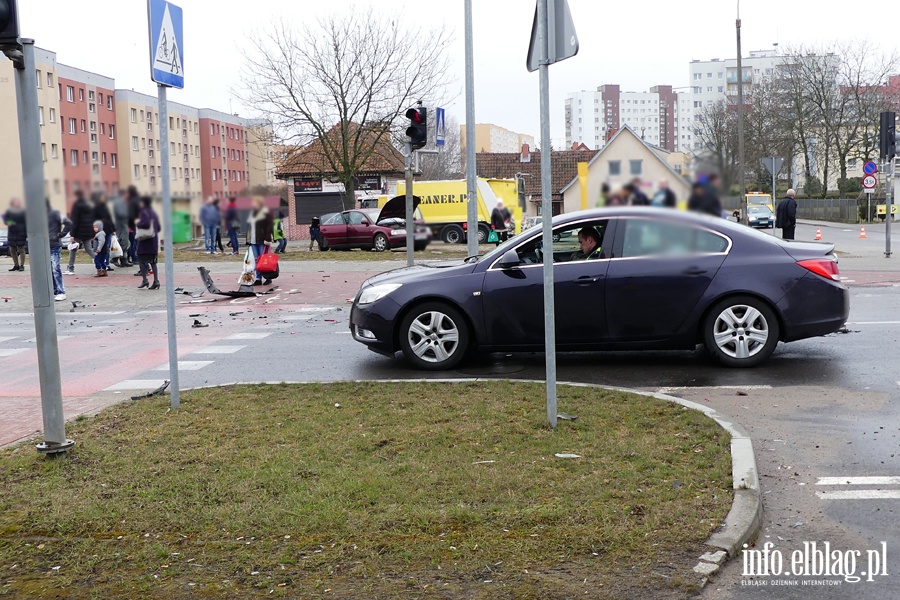 Płk. Dąbka-Węgrowska: wypadek na skrzyżowaniu. Jedna osoba w szpitalu, fot. 17