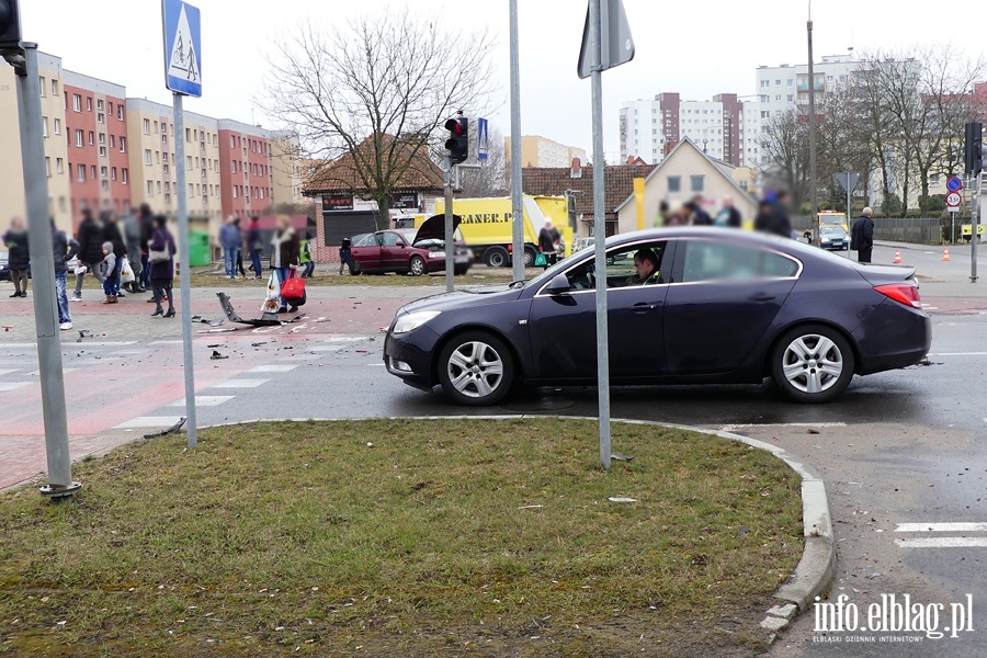 Pk. Dbka-Wgrowska: wypadek na skrzyowaniu. Jedna osoba w szpitalu, fot. 17