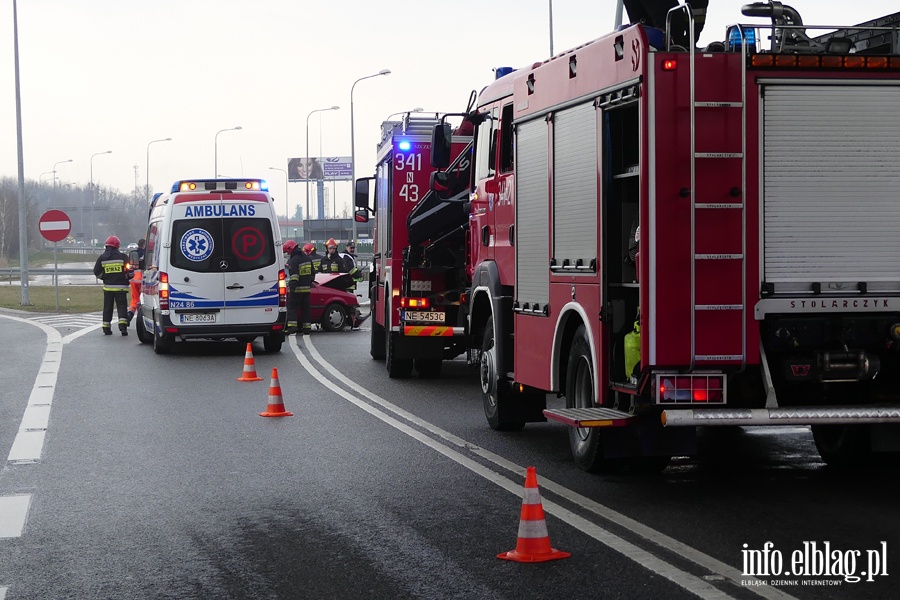 Pascka: wypadek na wlocie do Elblga. Jedna poszkodowana osoba w szpitalu, fot. 1