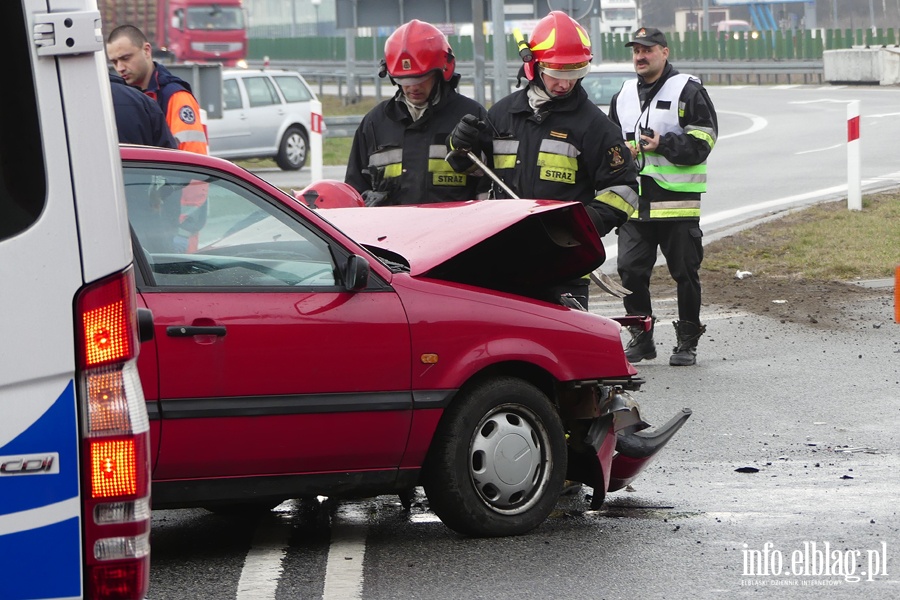 Pascka: wypadek na wlocie do Elblga. Jedna poszkodowana osoba w szpitalu, fot. 2