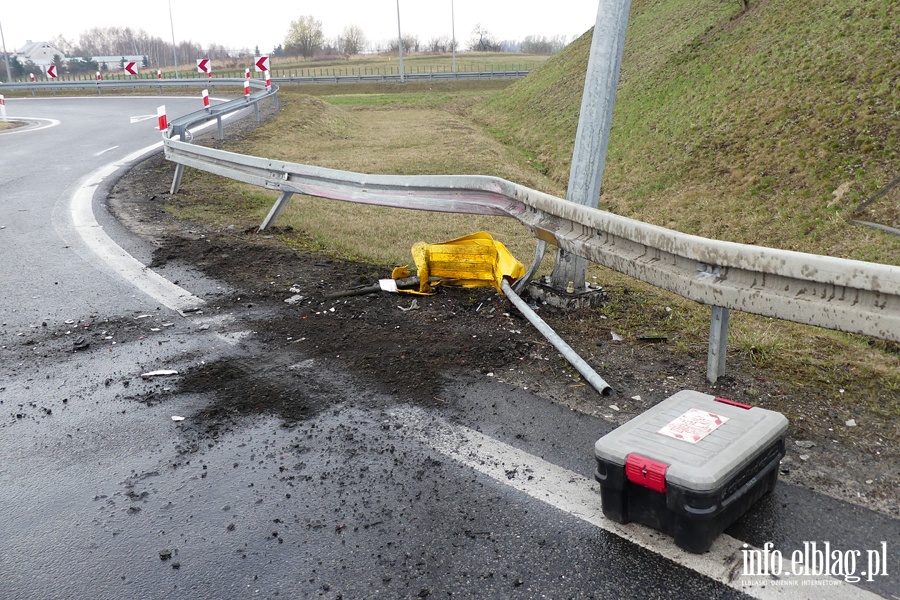 Pascka: wypadek na wlocie do Elblga. Jedna poszkodowana osoba w szpitalu, fot. 3