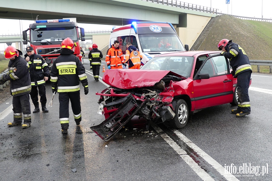 Pascka: wypadek na wlocie do Elblga. Jedna poszkodowana osoba w szpitalu, fot. 4