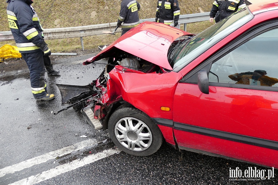 Pascka: wypadek na wlocie do Elblga. Jedna poszkodowana osoba w szpitalu, fot. 6