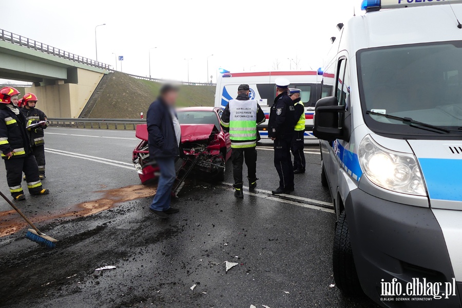 Pascka: wypadek na wlocie do Elblga. Jedna poszkodowana osoba w szpitalu, fot. 11