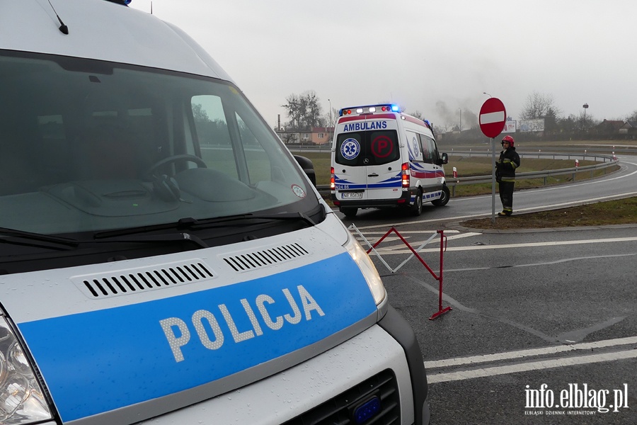 Pascka: wypadek na wlocie do Elblga. Jedna poszkodowana osoba w szpitalu, fot. 12