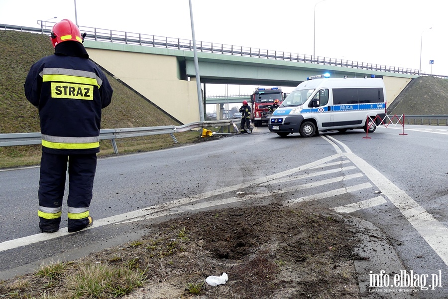 Pascka: wypadek na wlocie do Elblga. Jedna poszkodowana osoba w szpitalu, fot. 13