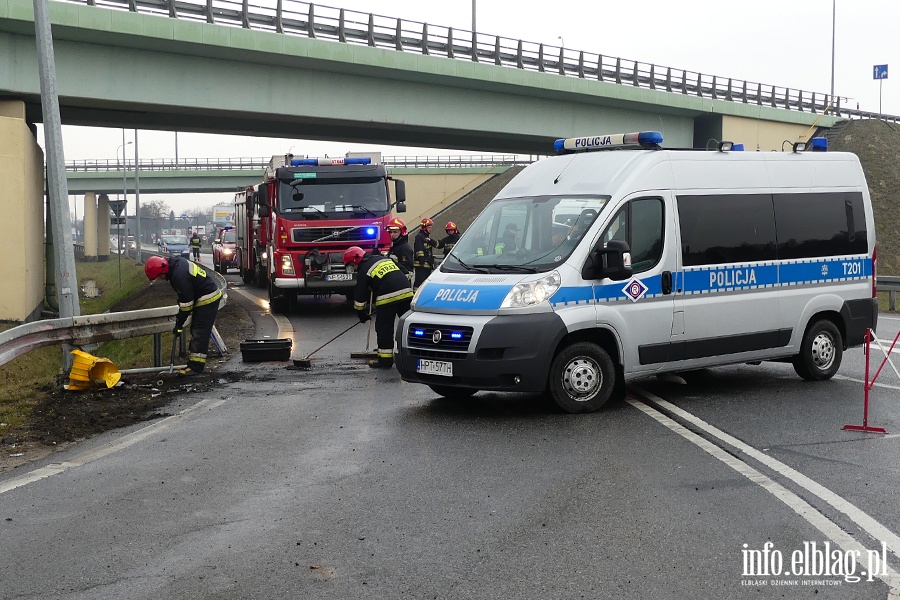 Pascka: wypadek na wlocie do Elblga. Jedna poszkodowana osoba w szpitalu, fot. 14