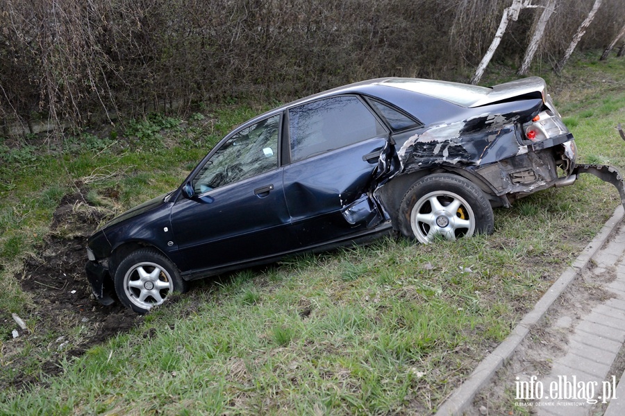 Wypadek na Radomskiej. Dwie osoby, w tym dziecko, przewiezione do szpitala, fot. 4