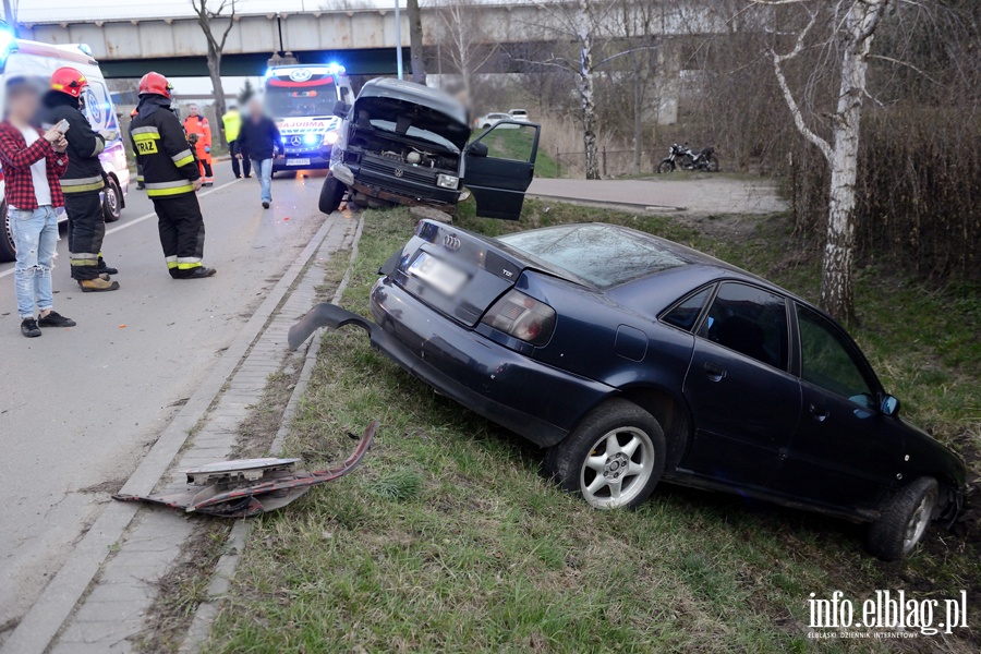 Wypadek na Radomskiej. Dwie osoby, w tym dziecko, przewiezione do szpitala, fot. 5