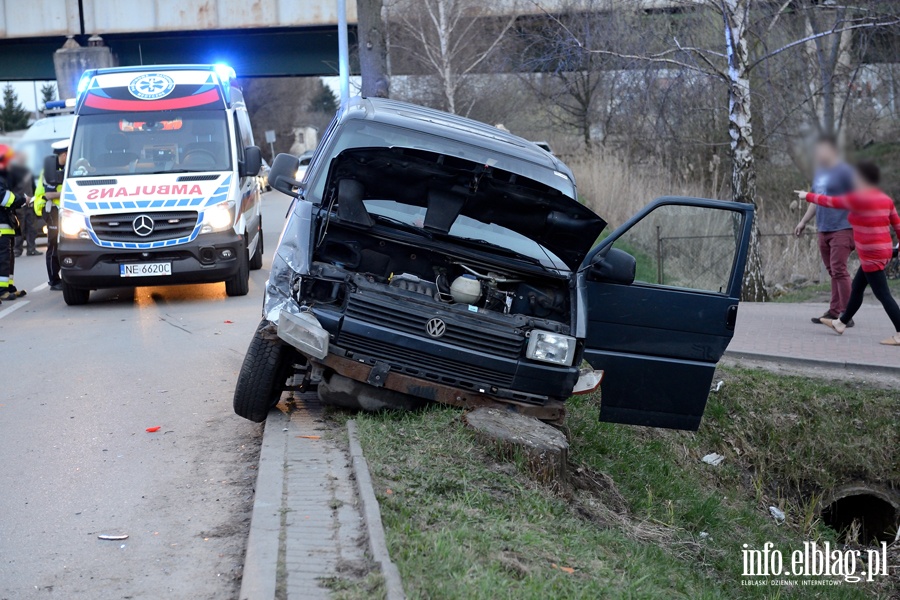 Wypadek na Radomskiej. Dwie osoby, w tym dziecko, przewiezione do szpitala, fot. 6