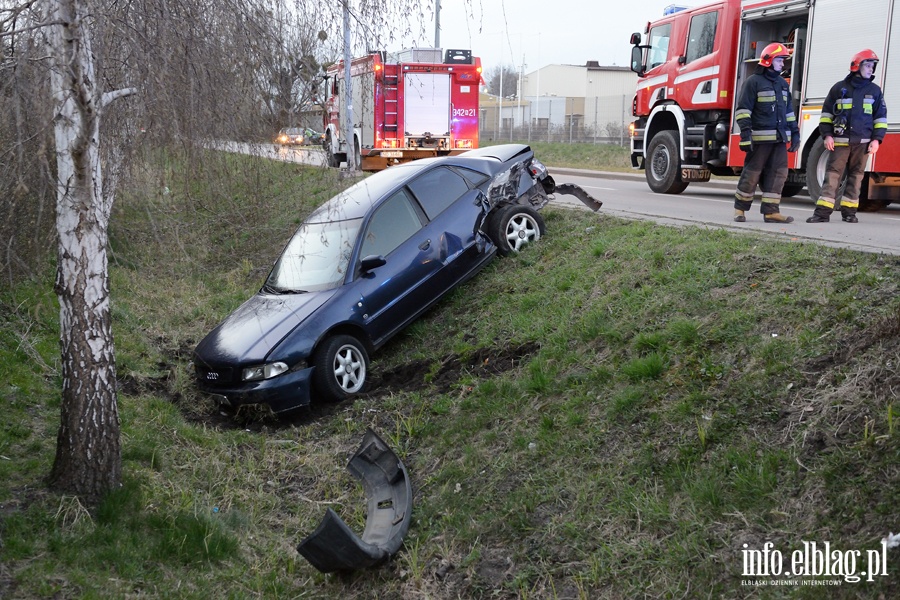 Wypadek na Radomskiej. Dwie osoby, w tym dziecko, przewiezione do szpitala, fot. 7