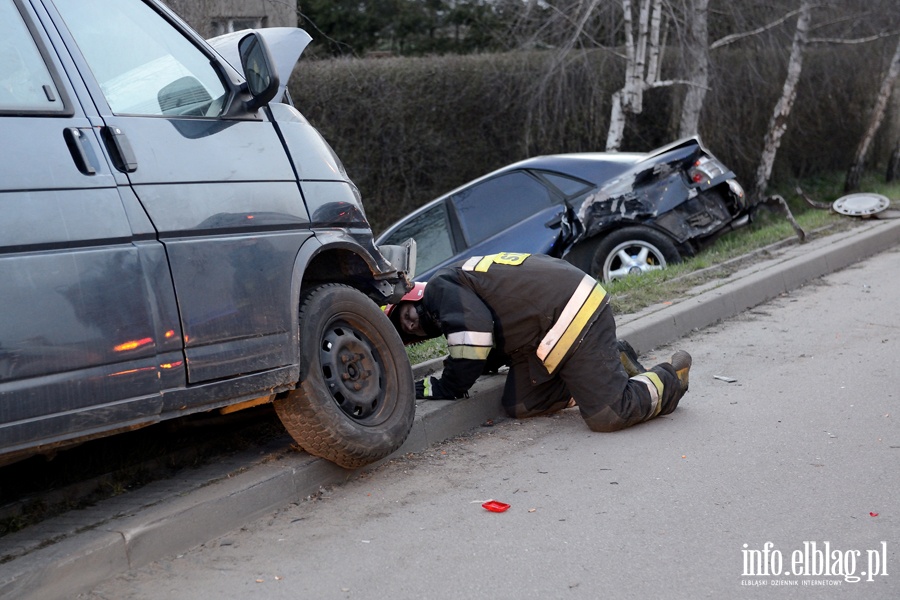 Wypadek na Radomskiej. Dwie osoby, w tym dziecko, przewiezione do szpitala, fot. 8