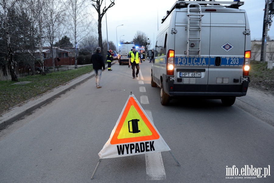 Wypadek na Radomskiej. Dwie osoby, w tym dziecko, przewiezione do szpitala, fot. 9