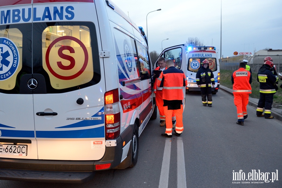 Wypadek na Radomskiej. Dwie osoby, w tym dziecko, przewiezione do szpitala, fot. 10