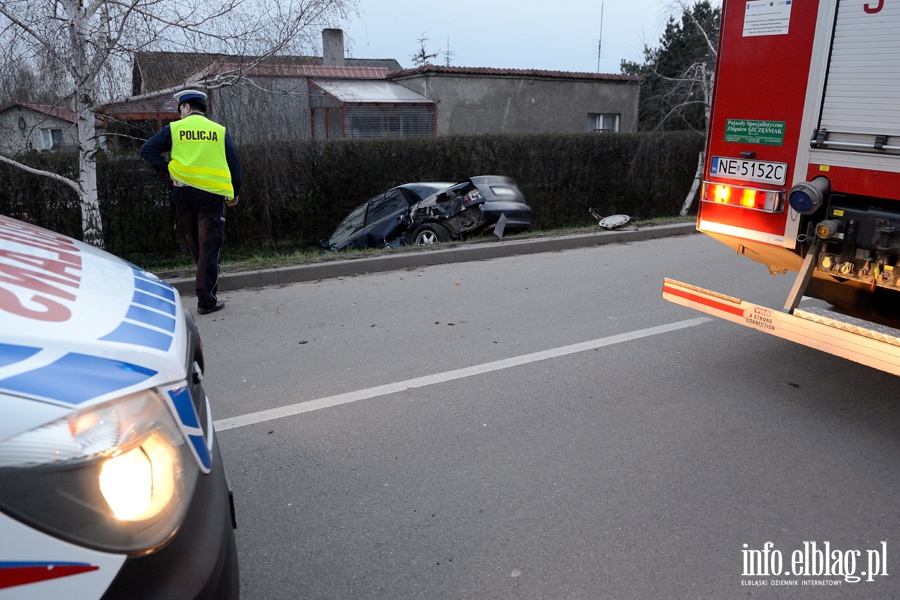 Wypadek na Radomskiej. Dwie osoby, w tym dziecko, przewiezione do szpitala, fot. 11