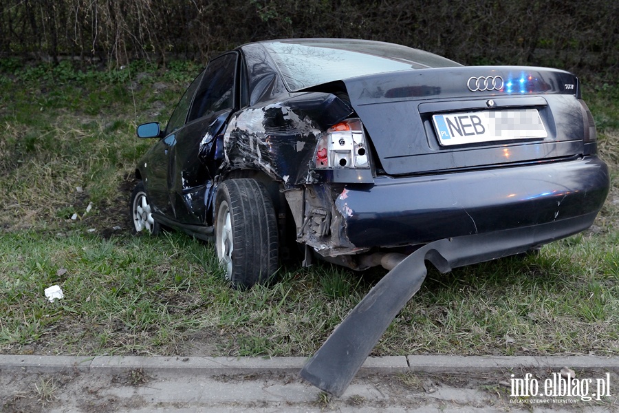 Wypadek na Radomskiej. Dwie osoby, w tym dziecko, przewiezione do szpitala, fot. 12