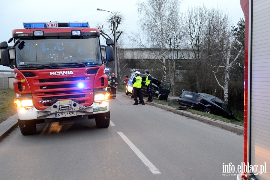 Wypadek na Radomskiej. Dwie osoby, w tym dziecko, przewiezione do szpitala, fot. 13