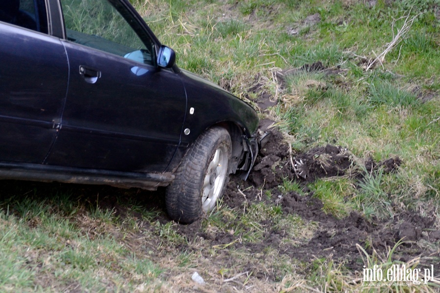 Wypadek na Radomskiej. Dwie osoby, w tym dziecko, przewiezione do szpitala, fot. 14