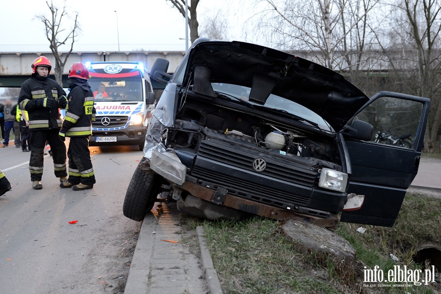 Wypadek na Radomskiej. Dwie osoby, w tym dziecko, przewiezione do szpitala, fot. 15