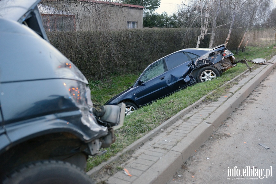 Wypadek na Radomskiej. Dwie osoby, w tym dziecko, przewiezione do szpitala, fot. 16