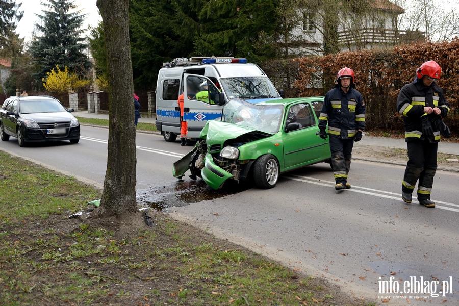 Grone zdarzenie drogowe na Kociuszki. Auto osobowe uderzyo w drzewo, fot. 1