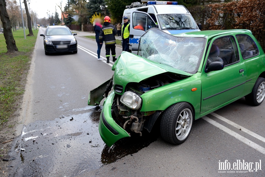 Grone zdarzenie drogowe na Kociuszki. Auto osobowe uderzyo w drzewo, fot. 2