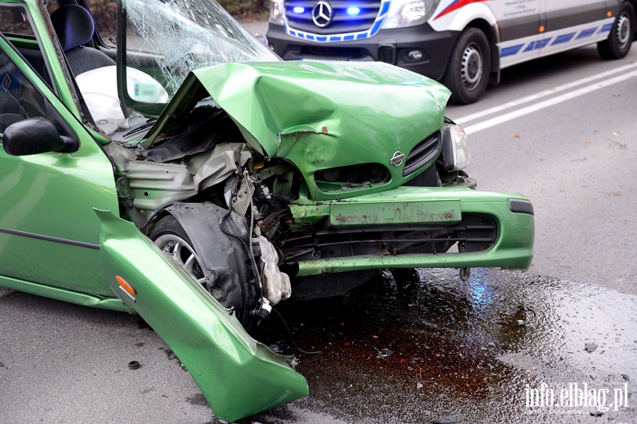 Grone zdarzenie drogowe na Kociuszki. Auto osobowe uderzyo w drzewo, fot. 3