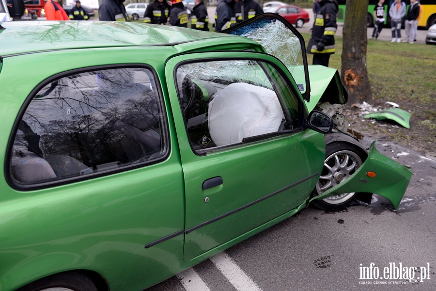 Grone zdarzenie drogowe na Kociuszki. Auto osobowe uderzyo w drzewo, fot. 4