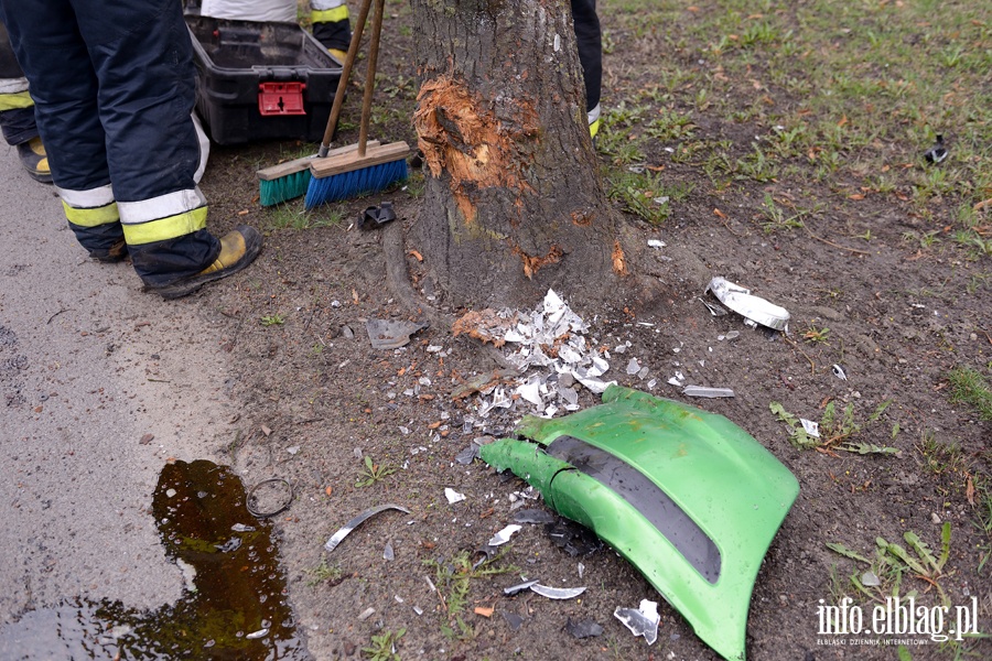 Grone zdarzenie drogowe na Kociuszki. Auto osobowe uderzyo w drzewo, fot. 6