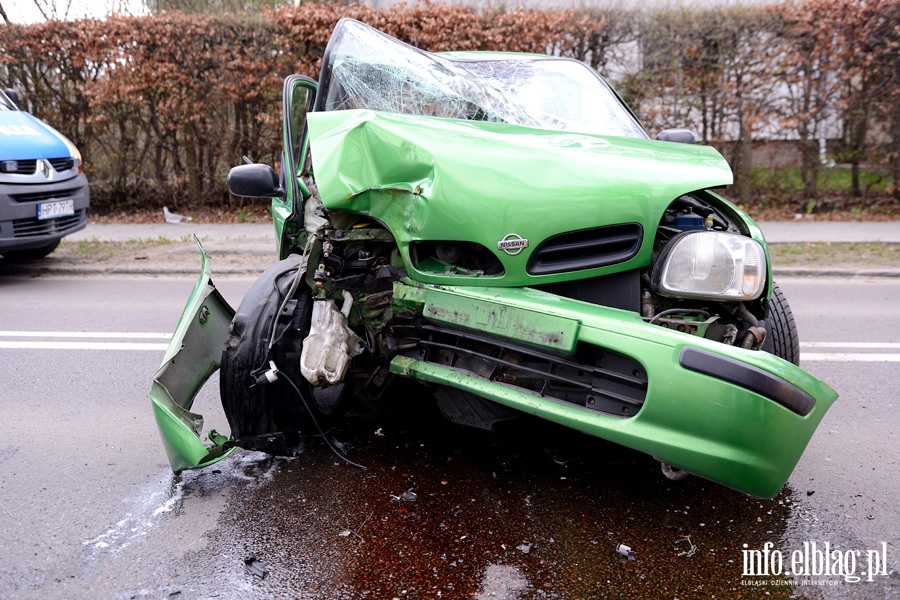 Grone zdarzenie drogowe na Kociuszki. Auto osobowe uderzyo w drzewo, fot. 7