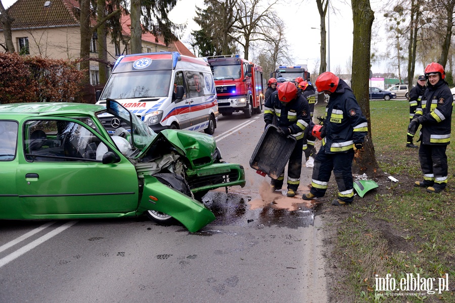 Grone zdarzenie drogowe na Kociuszki. Auto osobowe uderzyo w drzewo, fot. 8