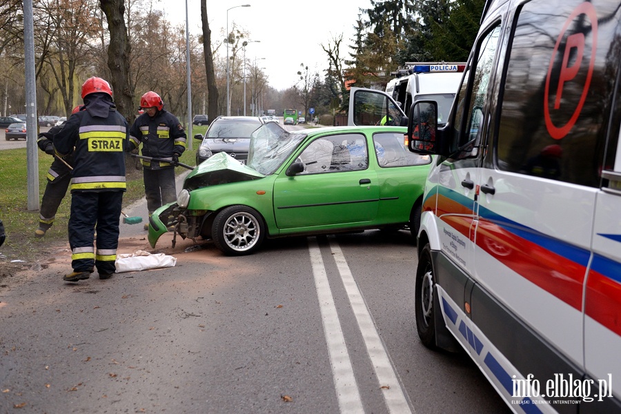 Grone zdarzenie drogowe na Kociuszki. Auto osobowe uderzyo w drzewo, fot. 9