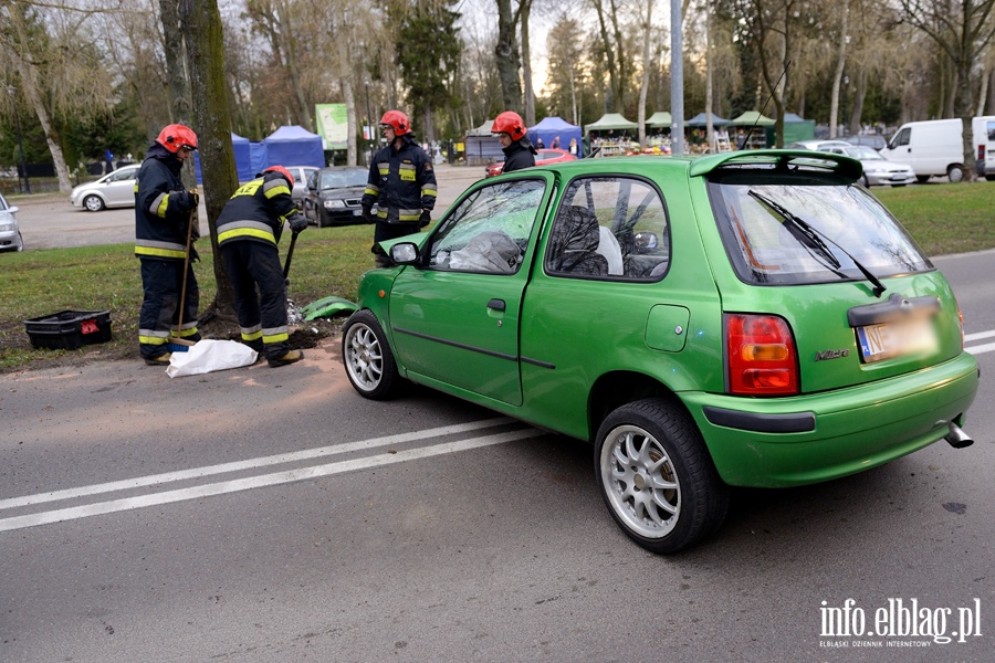 Grone zdarzenie drogowe na Kociuszki. Auto osobowe uderzyo w drzewo, fot. 10