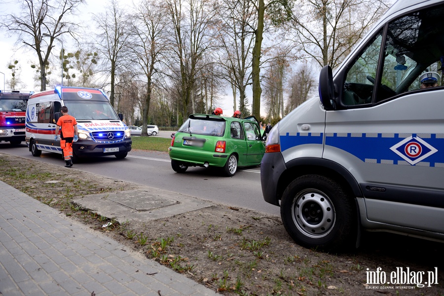 Grone zdarzenie drogowe na Kociuszki. Auto osobowe uderzyo w drzewo, fot. 11