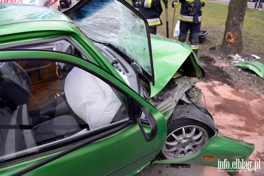 Grone zdarzenie drogowe na Kociuszki. Auto osobowe uderzyo w drzewo, fot. 12