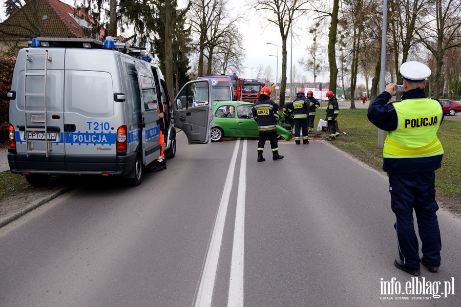 Grone zdarzenie drogowe na Kociuszki. Auto osobowe uderzyo w drzewo, fot. 13