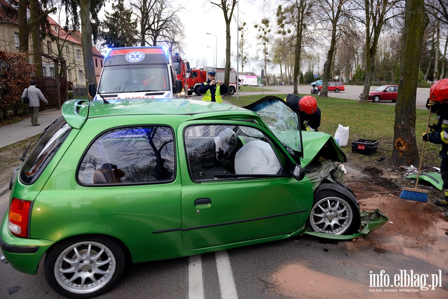 Grone zdarzenie drogowe na Kociuszki. Auto osobowe uderzyo w drzewo, fot. 14