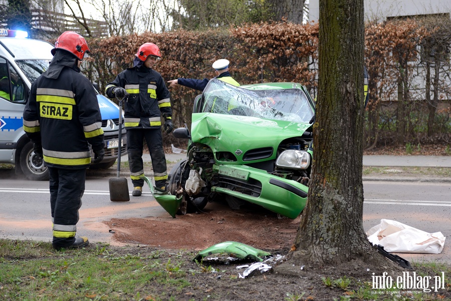 Grone zdarzenie drogowe na Kociuszki. Auto osobowe uderzyo w drzewo, fot. 15