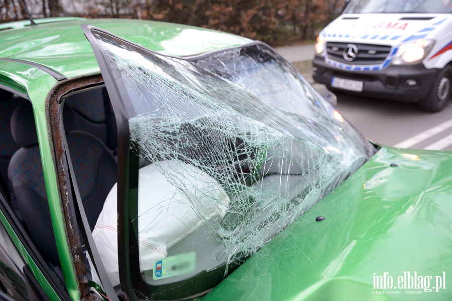 Grone zdarzenie drogowe na Kociuszki. Auto osobowe uderzyo w drzewo, fot. 16