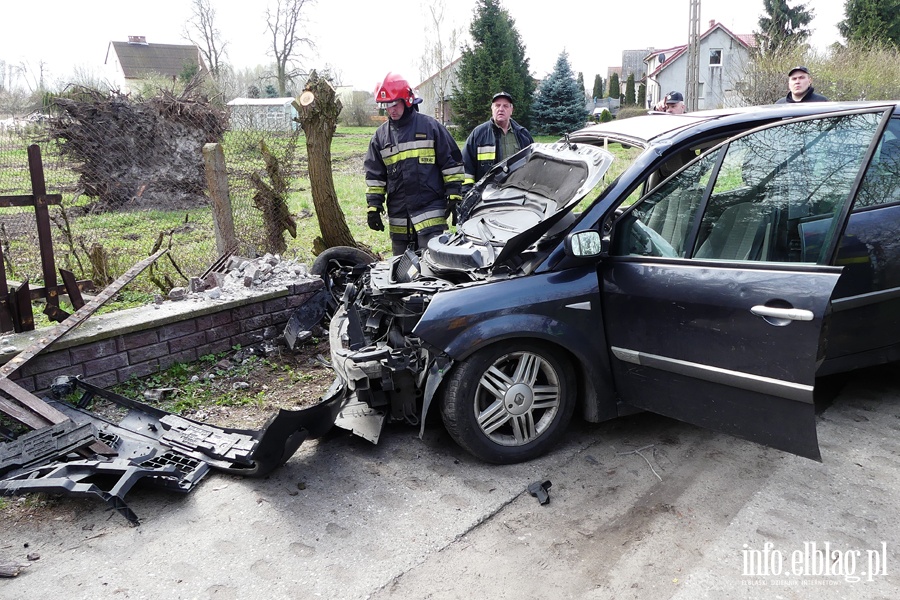 Jegownik: pijany kierowca spowodowa kolizj. Uciekajc uderzy w drzewo i pot, fot. 3