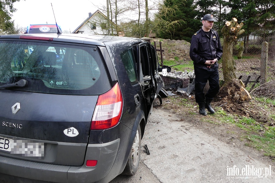 Jegownik: pijany kierowca spowodowa kolizj. Uciekajc uderzy w drzewo i pot, fot. 13