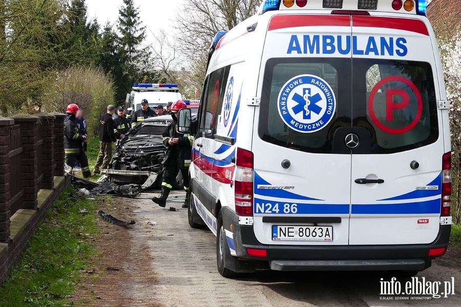 Jegownik: pijany kierowca spowodowa kolizj. Uciekajc uderzy w drzewo i pot, fot. 15