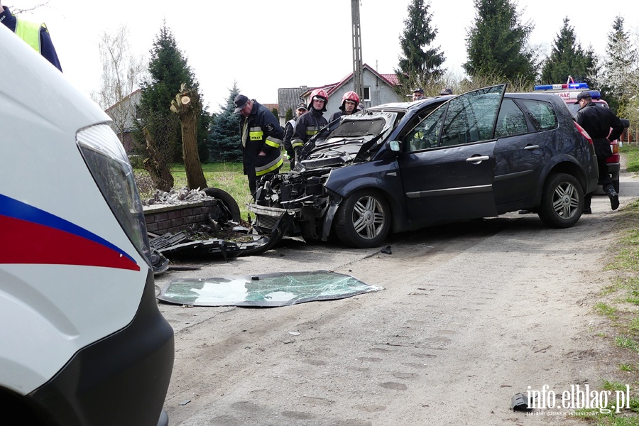 Jegownik: pijany kierowca spowodowa kolizj. Uciekajc uderzy w drzewo i pot, fot. 20