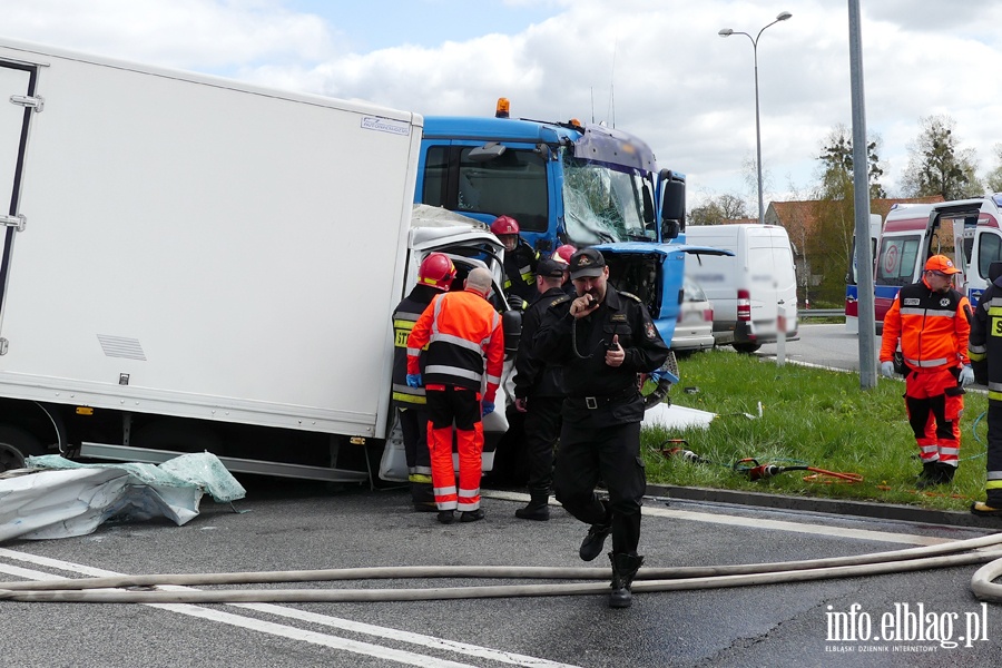 Wze Wschd: czoowe zderzenie dwch ciarwek. Jedna osoba ciko ranna, fot. 4