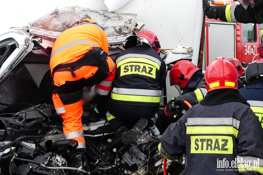 Węzeł Wschód: czołowe zderzenie dwóch ciężarówek. Jedna osoba ciężko ranna, fot. 16